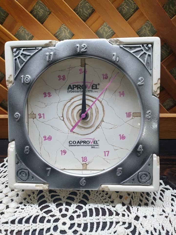 Beautiful ceramic clock. C81