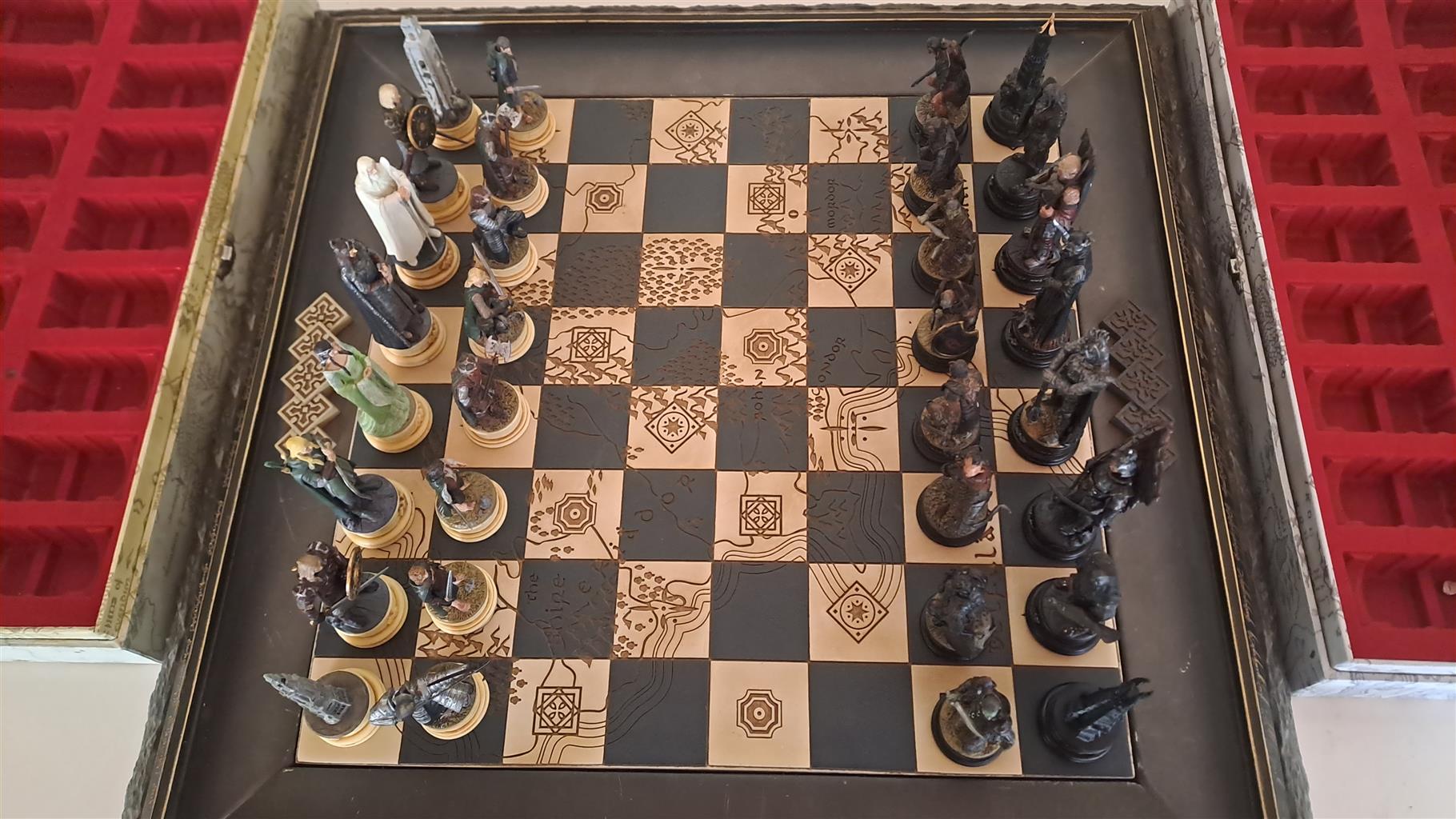 Eaglemoss Lord of the Rings chess set