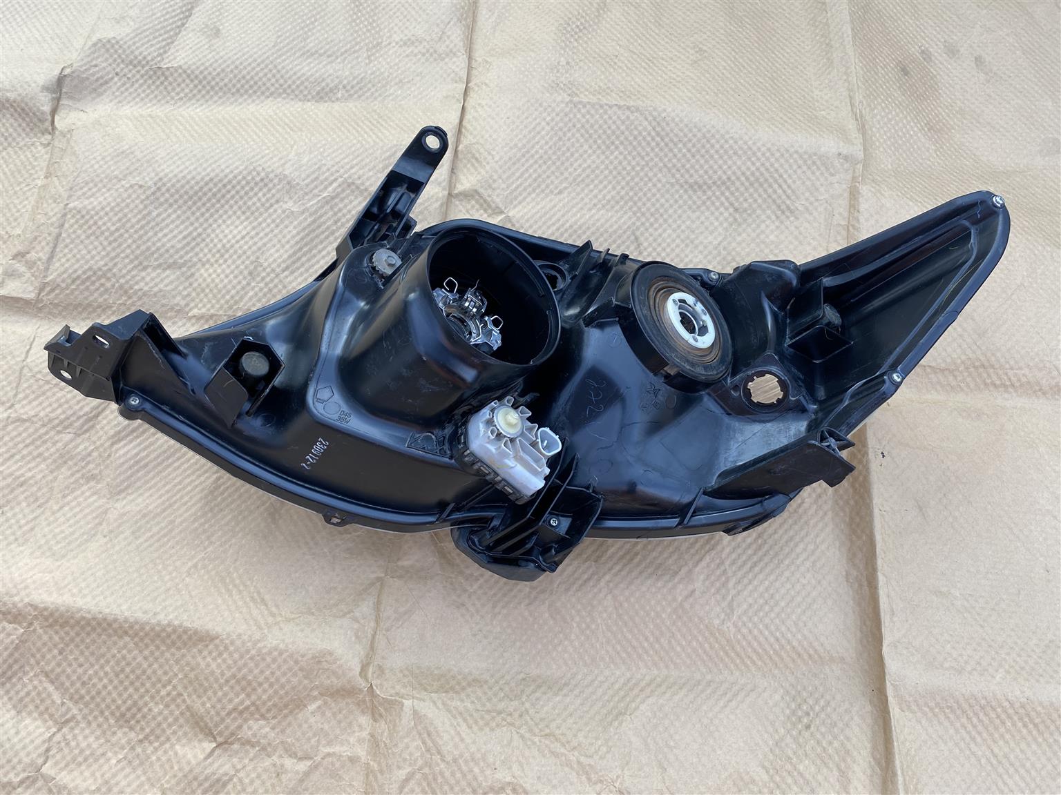 2015 TOYOTA FORTUNER XENON HEADLIGHT RIGHT SIDE FOR SALE. IN EXCELLENT CONDITION