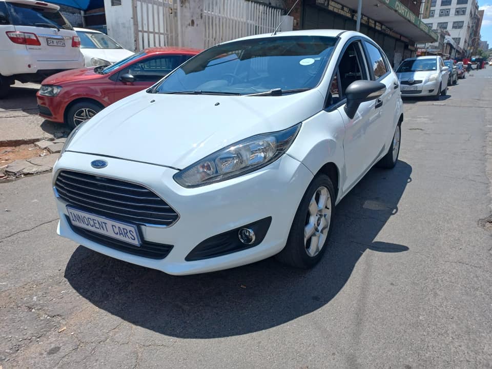 2014 FORD FIESTA HATCHBACK 1.4 PETROL, MANUAL TRANSMISSION, WHITE COLOUR