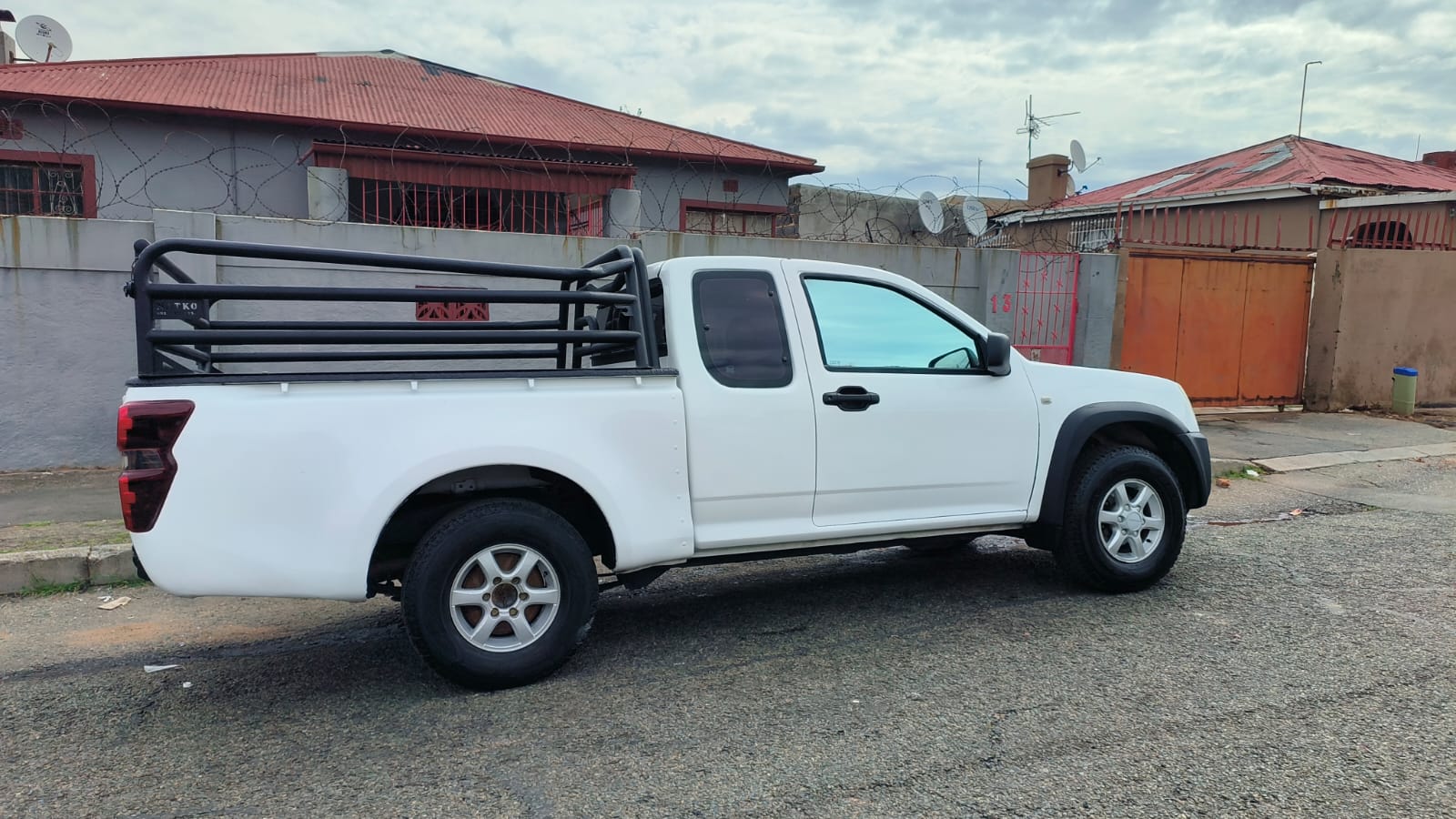 2011 Isuzu KB250 SuperCab Extended Bakkie Manual Fabric Seats Good Ord