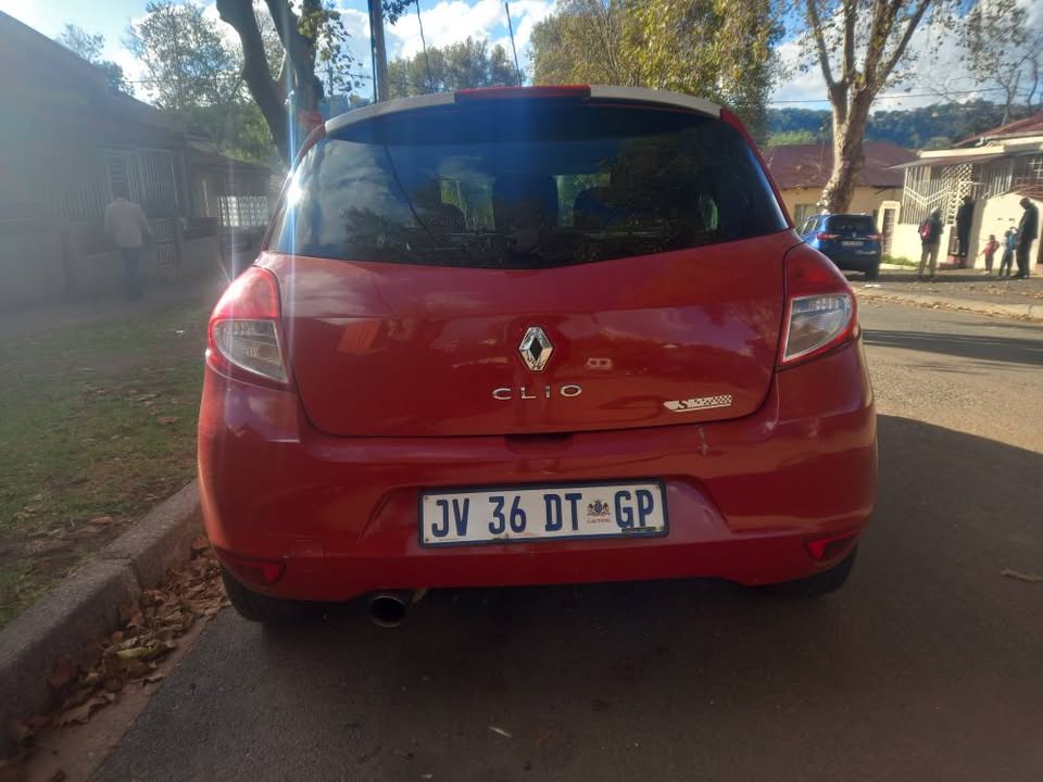 2010 Renault Clio 1.6 petrol, Manual , Red, 182000km