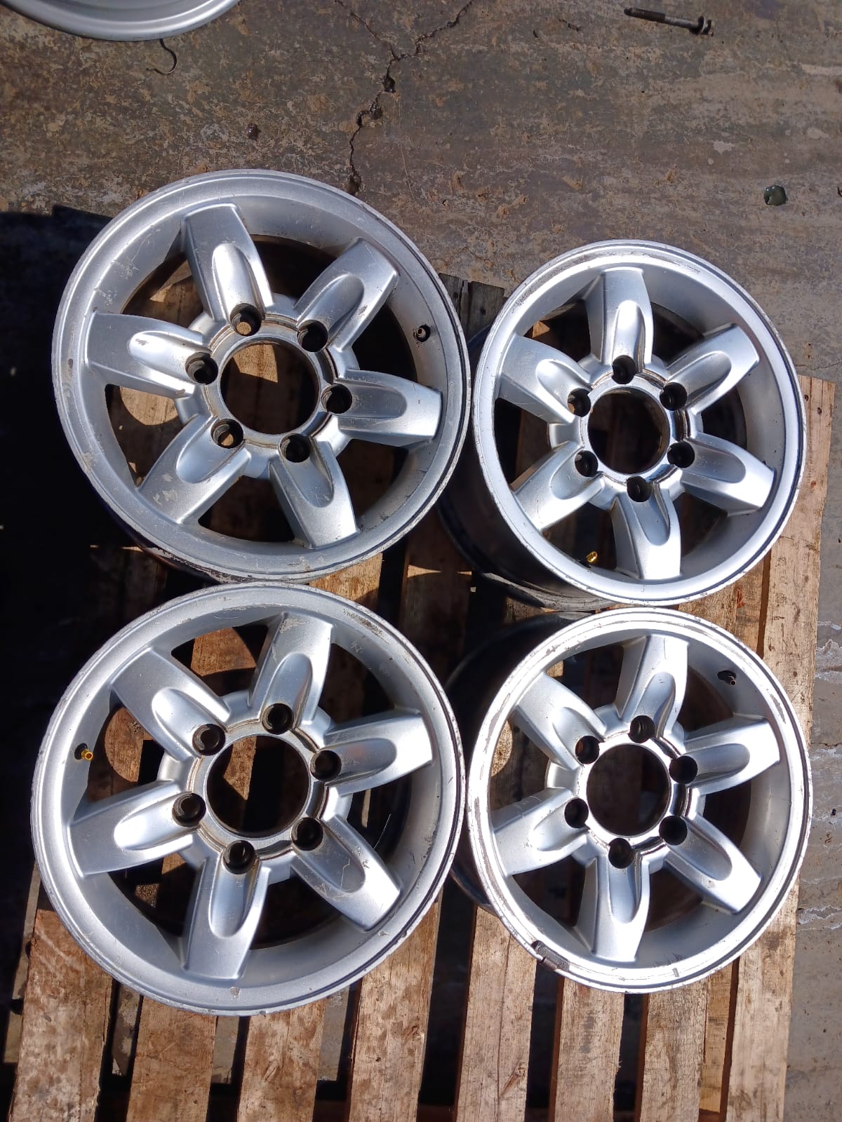 MAG SET 6 HOLE 15  ISUZU NISSAN 1 TONNER MAG SET 6 HOLE 15  ISUZU NISSAN 1 TONNER
