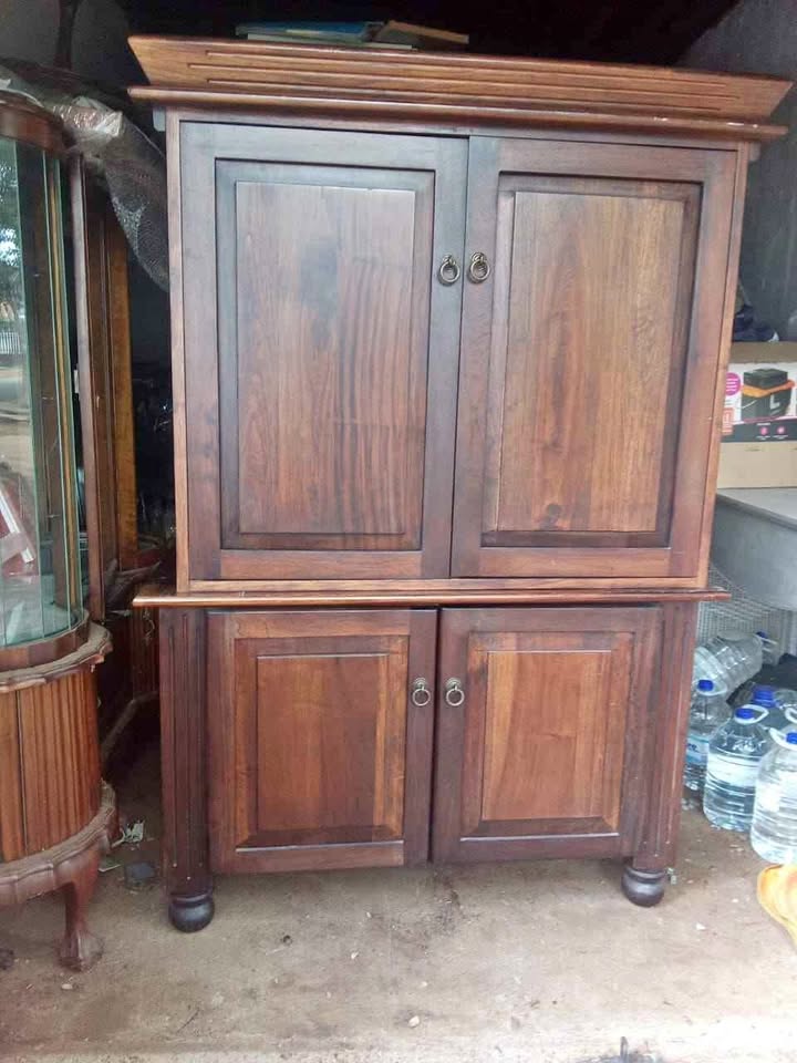 Absolutely GORGEOUS  SOLID wood WETHERLEYS CABINET  beautiful mahogany ideal storage etc Absolutely GORGEOUS  SOLID wood WETHERLEYS CABINET  beautiful mahogany ideal storage etc