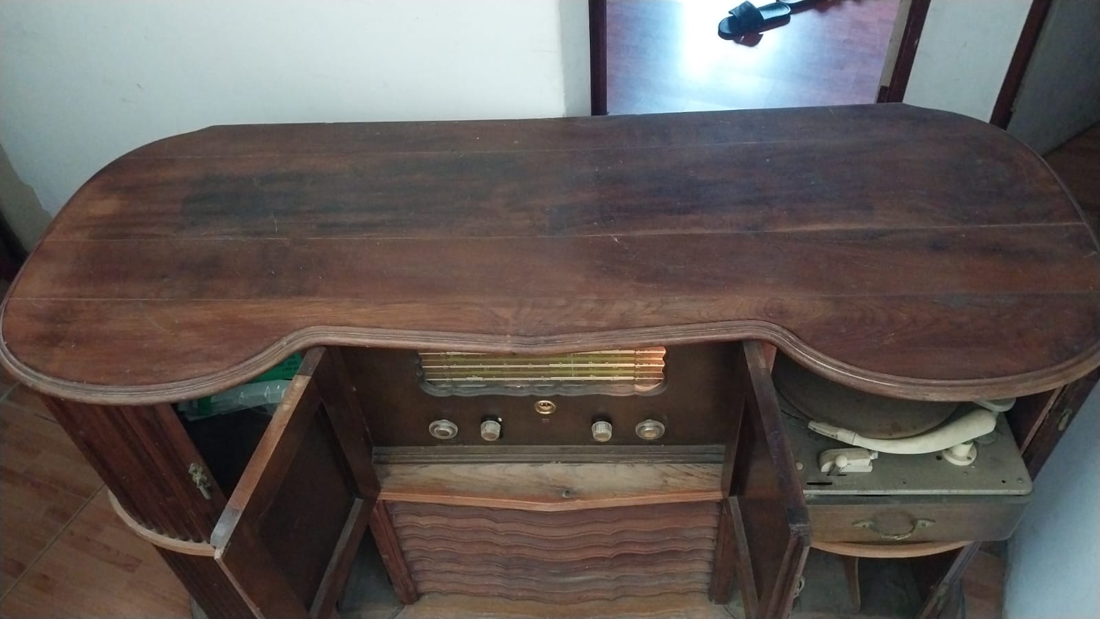 ANTIQUE RADIO CABINET