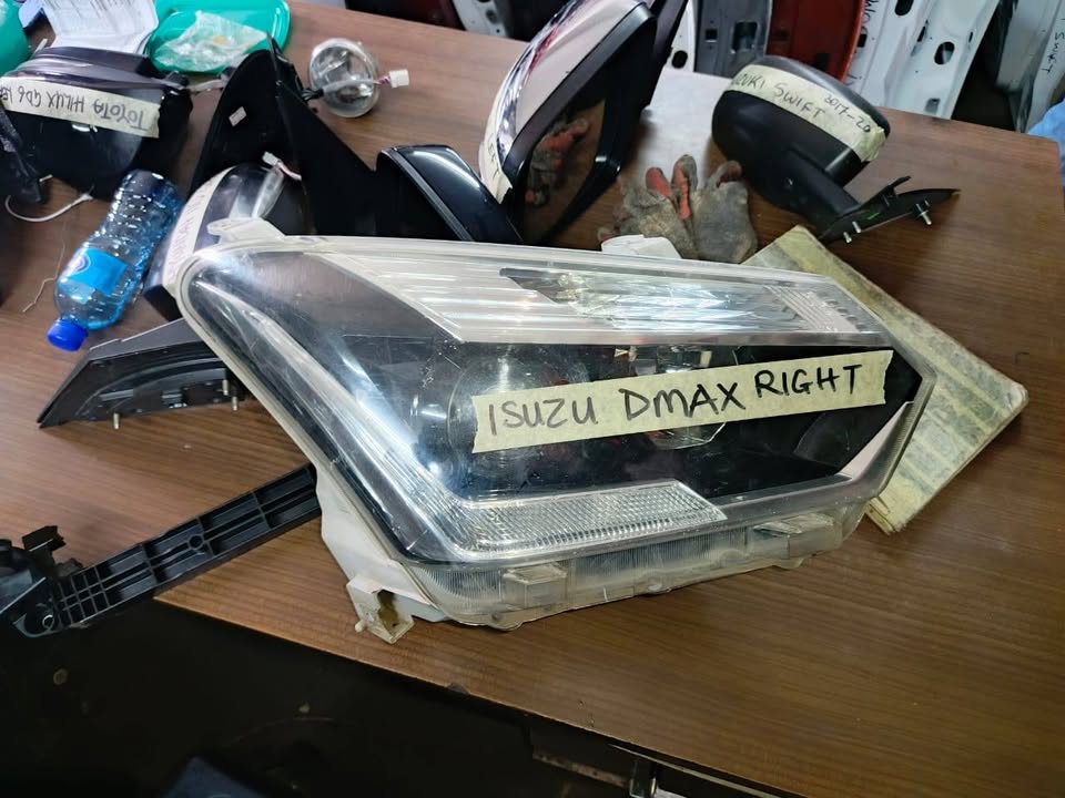 Isuzu D-Max Right Headlight - Private Seller Isuzu D-Max Right Headlight - Private Seller
