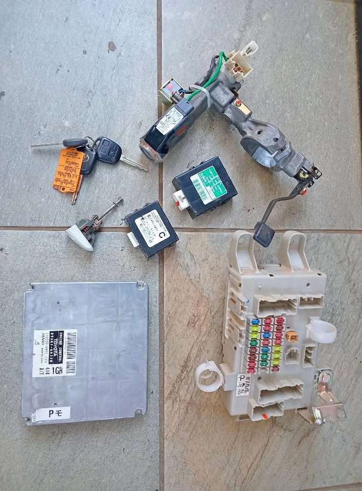 2003 Toyota Prado 120 series V6 petrol lock set for sale WhatsApp or cell