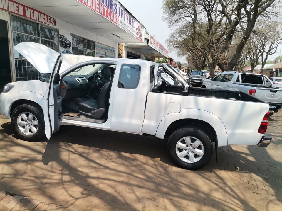 Used Toyota Hilux 2.8GD-6 Xtra cab Raider Dakar auto - Private Seller Used Toyota Hilux 2.8GD-6 Xtra cab Raider Dakar auto - Private Seller