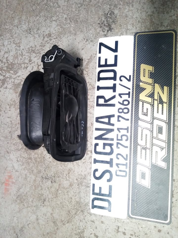 BMW M4 F822 / 4 SERIES FULE FLAP, CAP & HOUSING - Private Seller BMW M4 F822 / 4 SERIES FULE FLAP, CAP & HOUSING - Private Seller