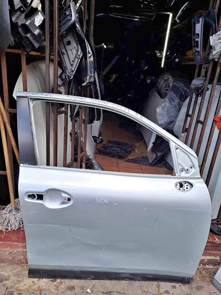 TOYOTA STARTLET CROSS RIGHT FRONT DOOR - Private Seller TOYOTA STARTLET CROSS RIGHT FRONT DOOR - Private Seller