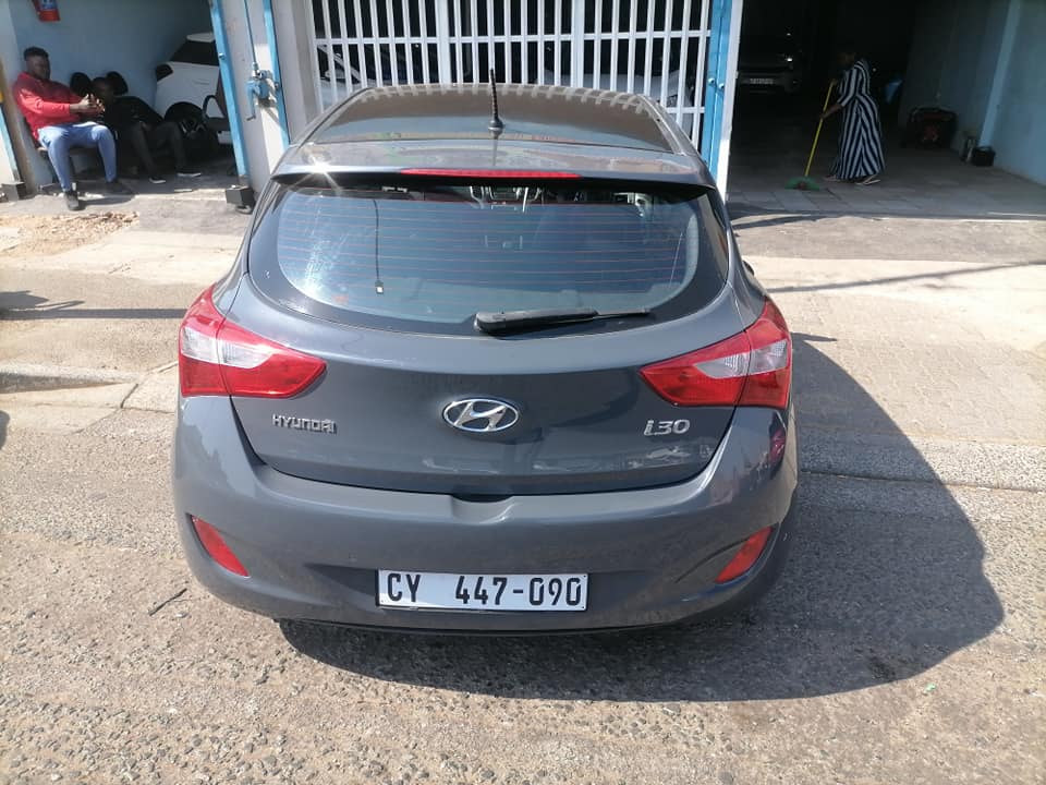 2013 Hyundai i30 1.6 GLS Hatchback with a leather seat and Spare key
