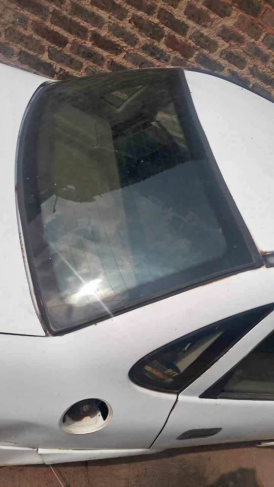 Opel Corsa Classic Sedan rear windscreen - Private Seller Opel Corsa Classic Sedan rear windscreen - Private Seller