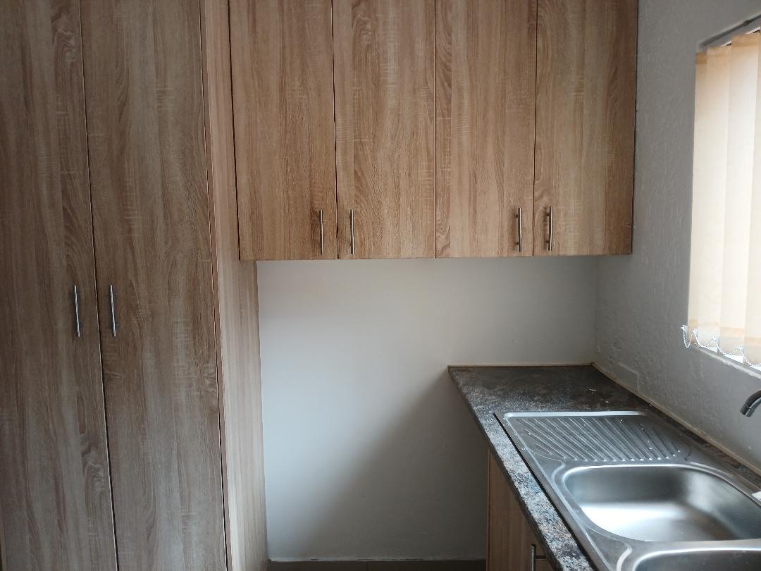 Ridgeway. Johannesburg South, 3 Bedroom Cottage with Open plan for rent