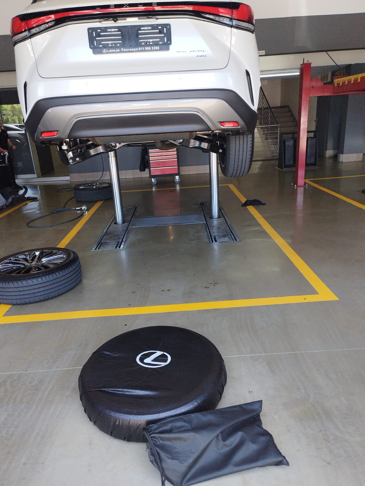 Lexus UX 200i and 250h Space Saver Spare Wheel with Jack Set - Private Seller Lexus UX 200i and 250h Space Saver Spare Wheel with Jack Set - Private Seller
