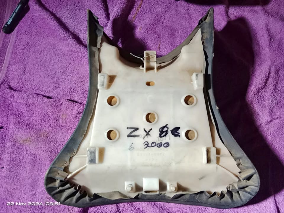 「カズ8778」 Used kawasaki zx6 2000 seat for sale in Gauteng | Auto Mart