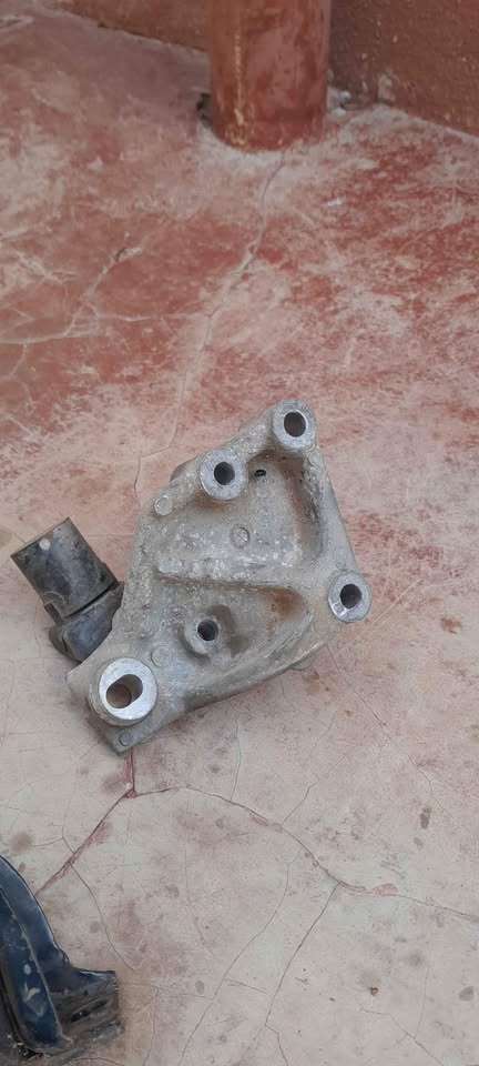 Daihatsu sirion Top Gearbox mounting - Private Seller