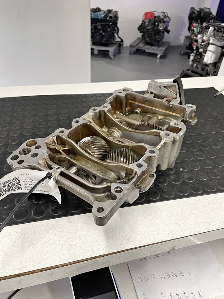 Vw Golf 5 2.0 FSI Oil pump for sale (BLR-BLX-AXW)