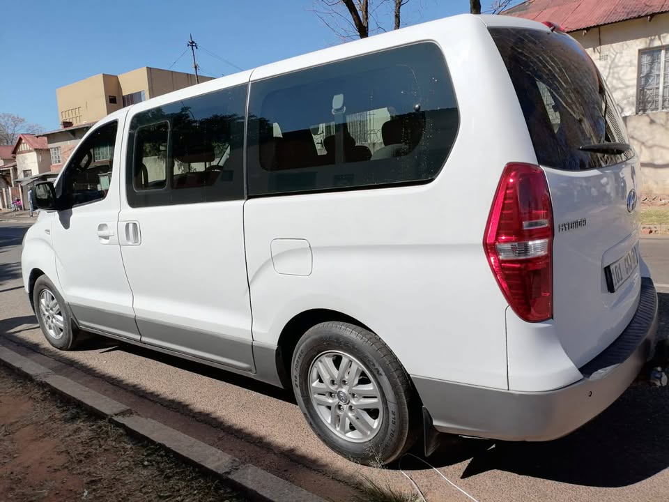 2016 HYUNDAI H1 BUS 2.5 DIESEL AUTOMATIC TRANSMISSION IN EXCELLENT CONDITION