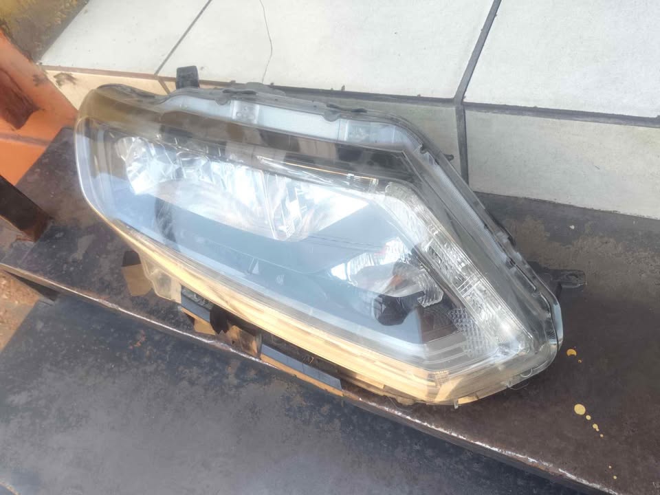 Nissan X-Trail right headlight - Private Seller Nissan X-Trail right headlight - Private Seller