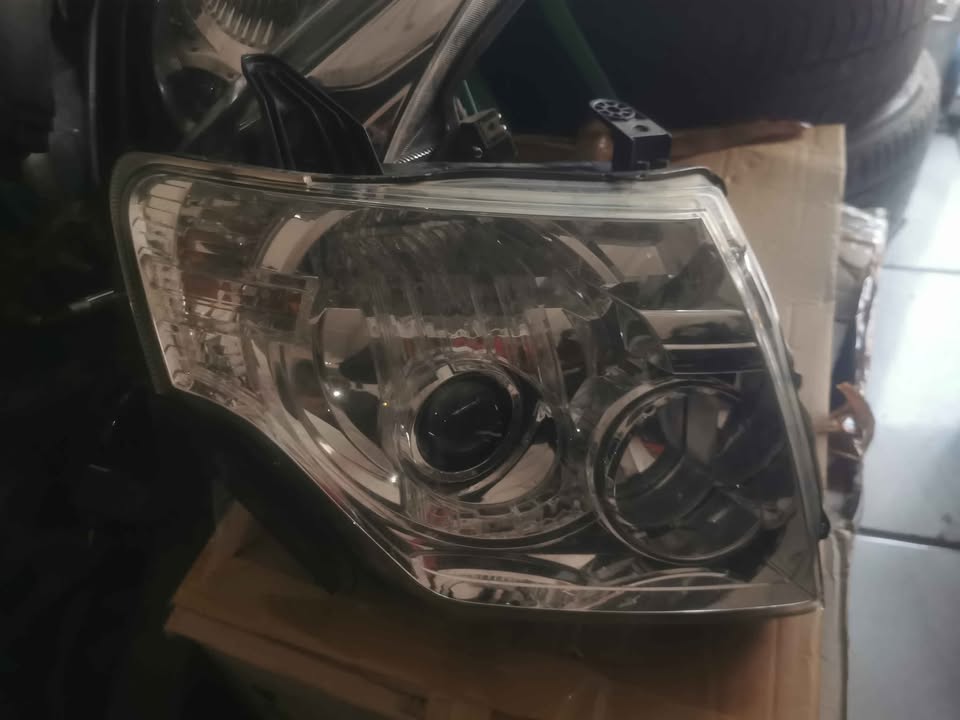 Mitsubishi Pajero 2010 upwards right xenon headlight - Private Seller Mitsubishi Pajero 2010 upwards right xenon headlight - Private Seller