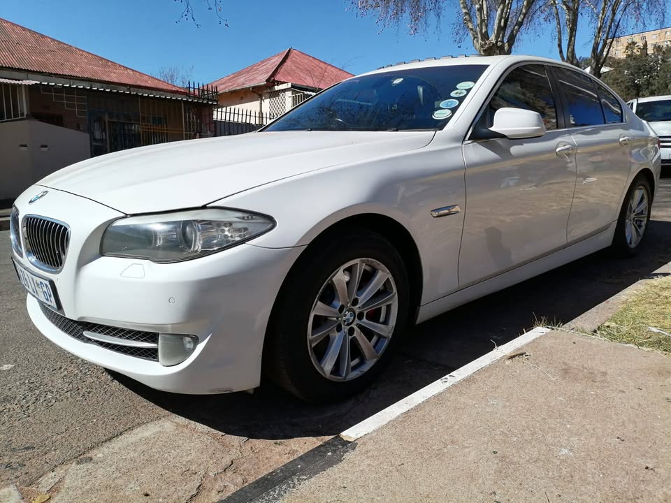 2011 BMW 520D F10 AUTOMATIC TRANSMISSION WITH SUN ROOF IN EXCELLENT CONDITION
