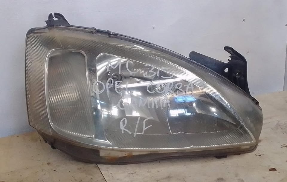 Opel Corsa Gamma Right Side Head Light - Private Seller Opel Corsa Gamma Right Side Head Light - Private Seller