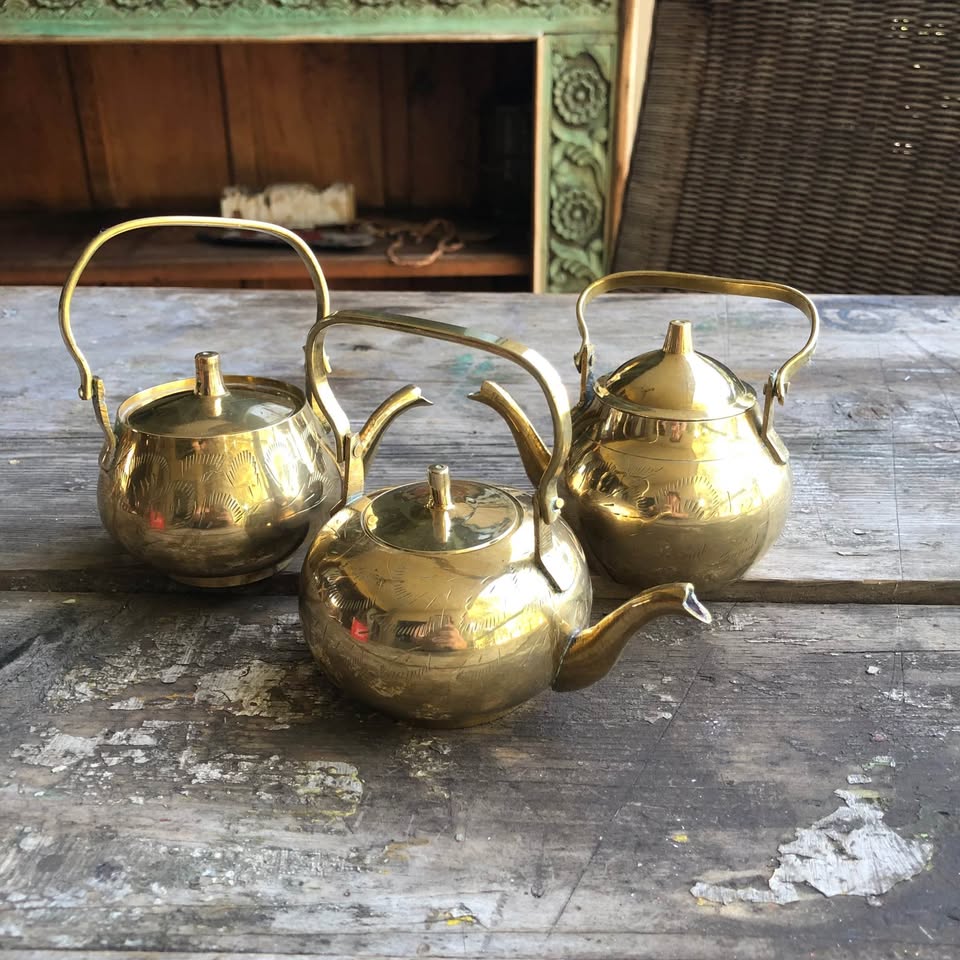 Set of 3 small brass Vintage tea pots from the 1960s Set of 3 small brass Vintage tea pots from the 1960s