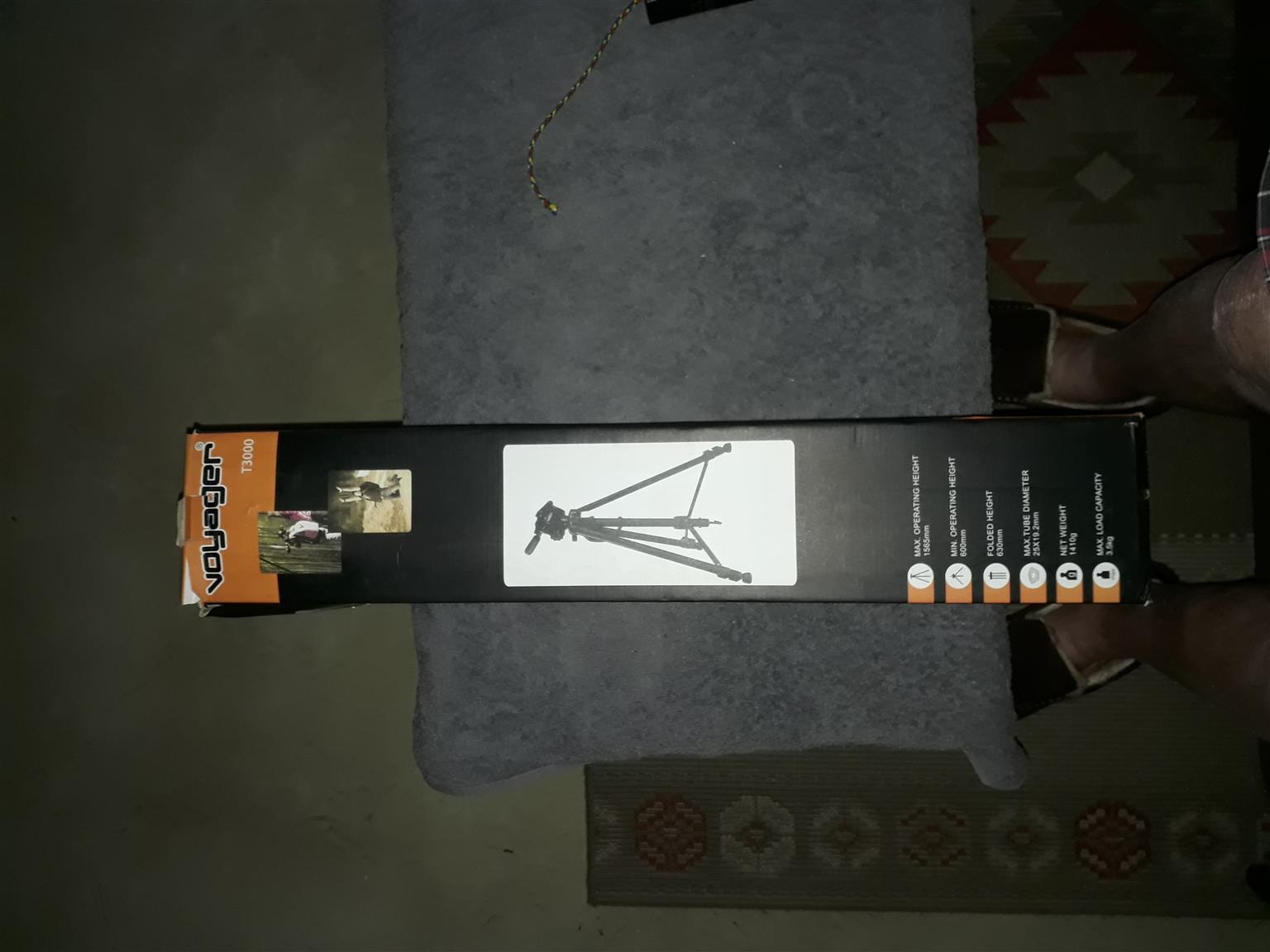 Cannon camera with extras including tripod