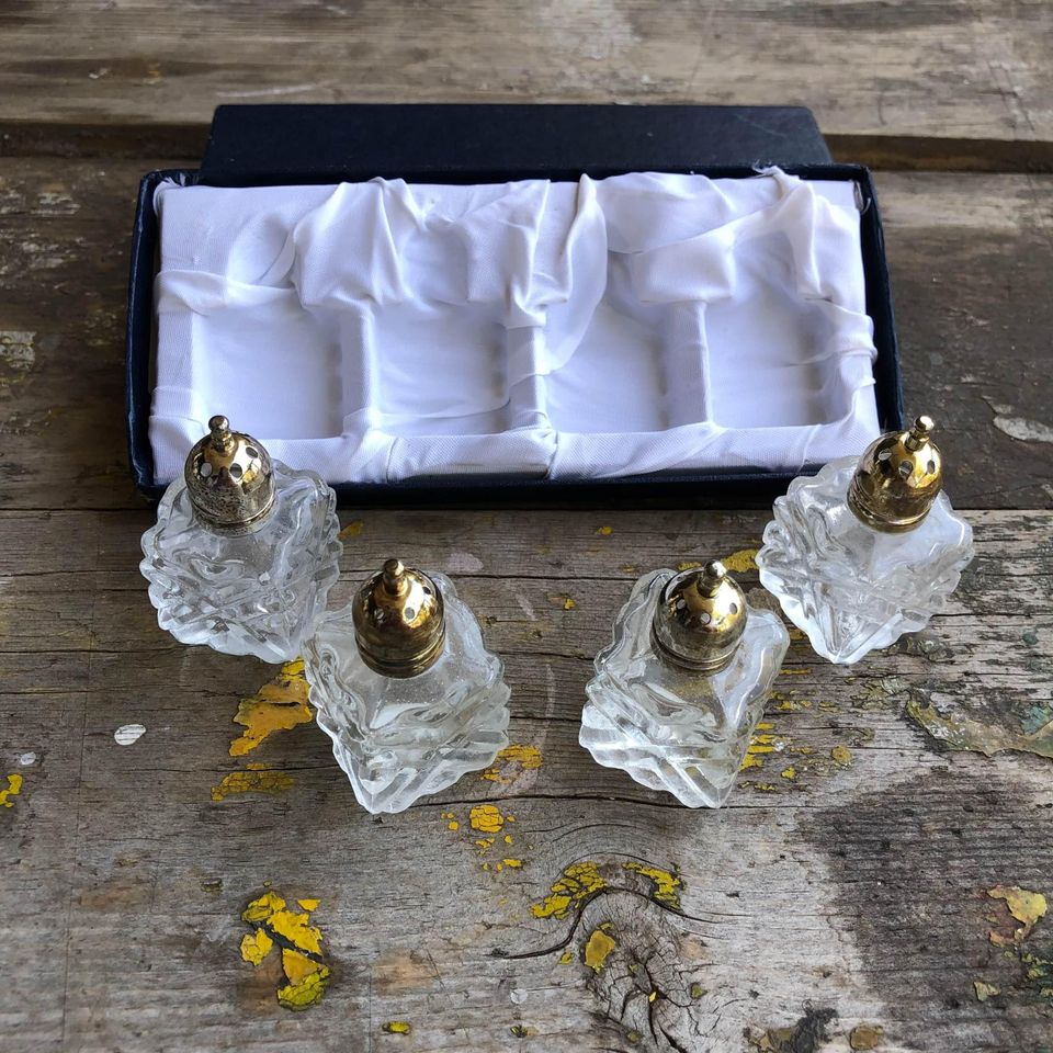 A lovely vintage set of 4 Viking Glass Salt and pepper set -Still in original box.