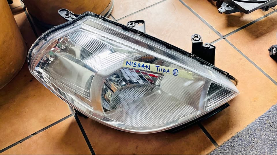 Nissan Tiida headlight - Private Seller Nissan Tiida headlight - Private Seller