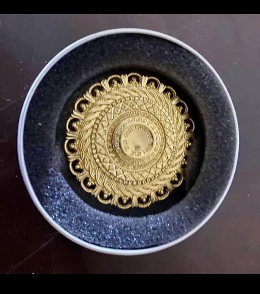imported unique golden colour fidget spinner.
