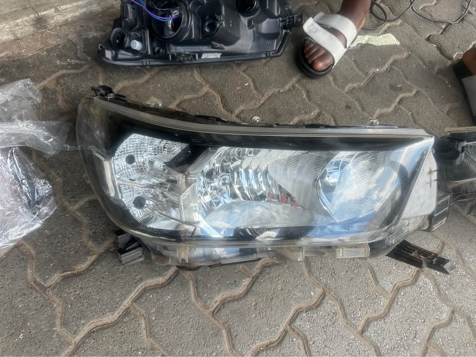 Toyota Hilux new shape left and right headlight - Private Seller Toyota Hilux new shape left and right headlight - Private Seller