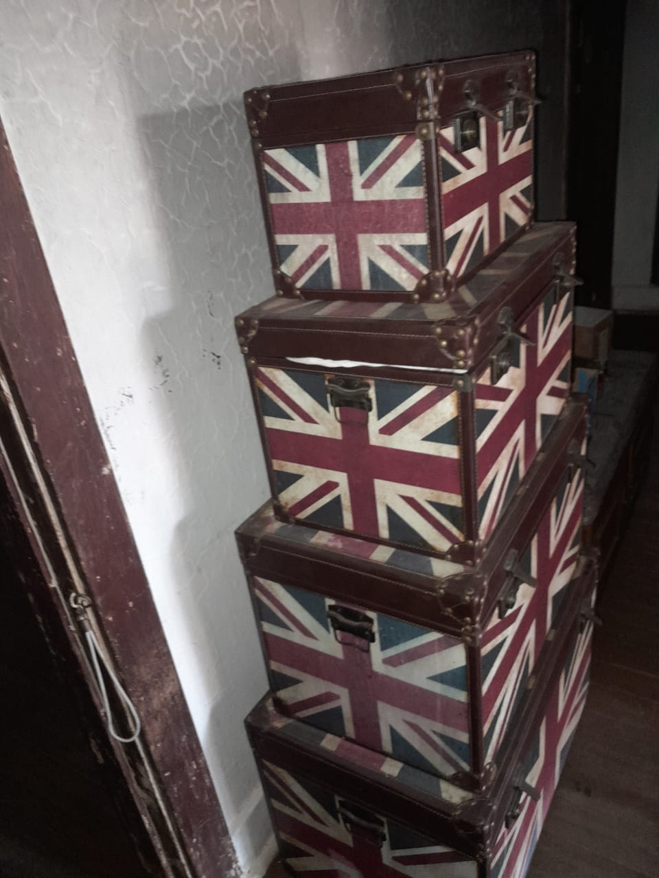 4x various vintage Union Jack travel trunks