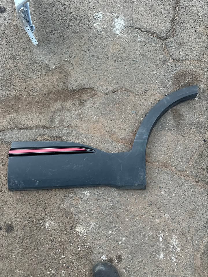 Chery Tiggo 4 Left rear door beading - Private Seller Chery Tiggo 4 Left rear door beading - Private Seller