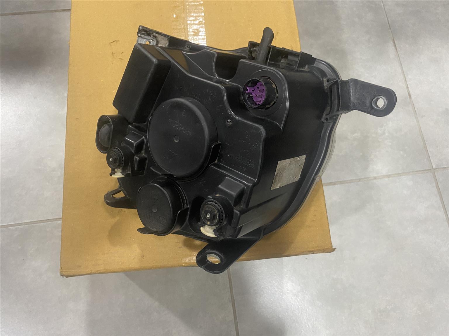 2015 FIAT 500 HEADLIGHT RIGHT SIDE FOR SALE. IN EXCELLENT CONDITION - Private Seller