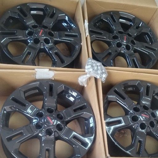 Nissan Navara black rims