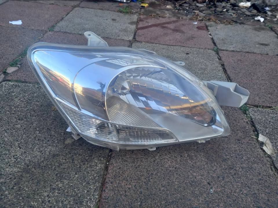2005 - 2012 TOYOTA YARIS SEDAN HEADLIGHT RIGHT HAND SIDE R10 - Private Seller 2005 - 2012 TOYOTA YARIS SEDAN HEADLIGHT RIGHT HAND SIDE R10 - Private Seller