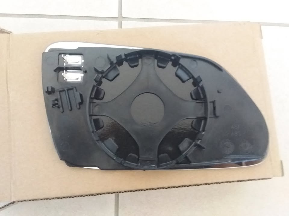 VW POLO 2005/09 BRAND NEW DOOR MIRROR GLASS SALE ( free fitment) .