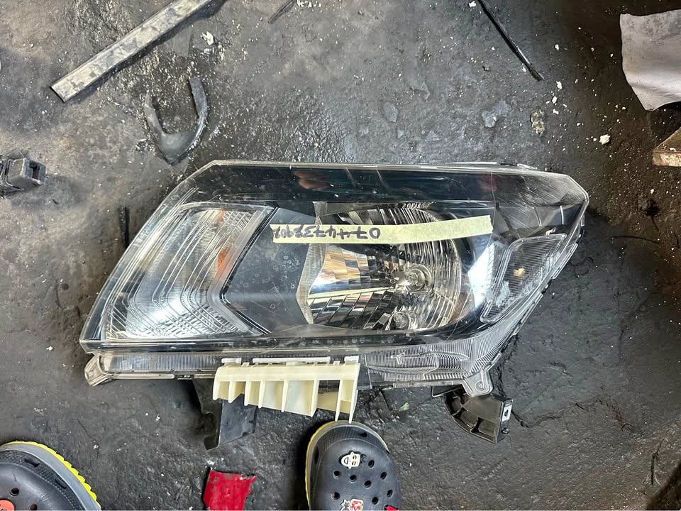 Nissan Navara left side normal headlight - Private Seller Nissan Navara left side normal headlight - Private Seller