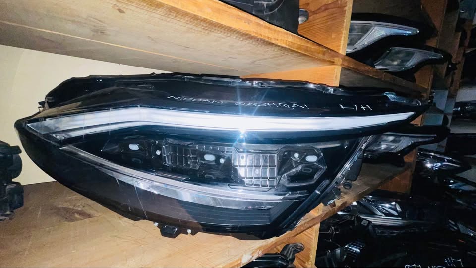 Nissan Qashqai LED headlight 2022 - Private Seller