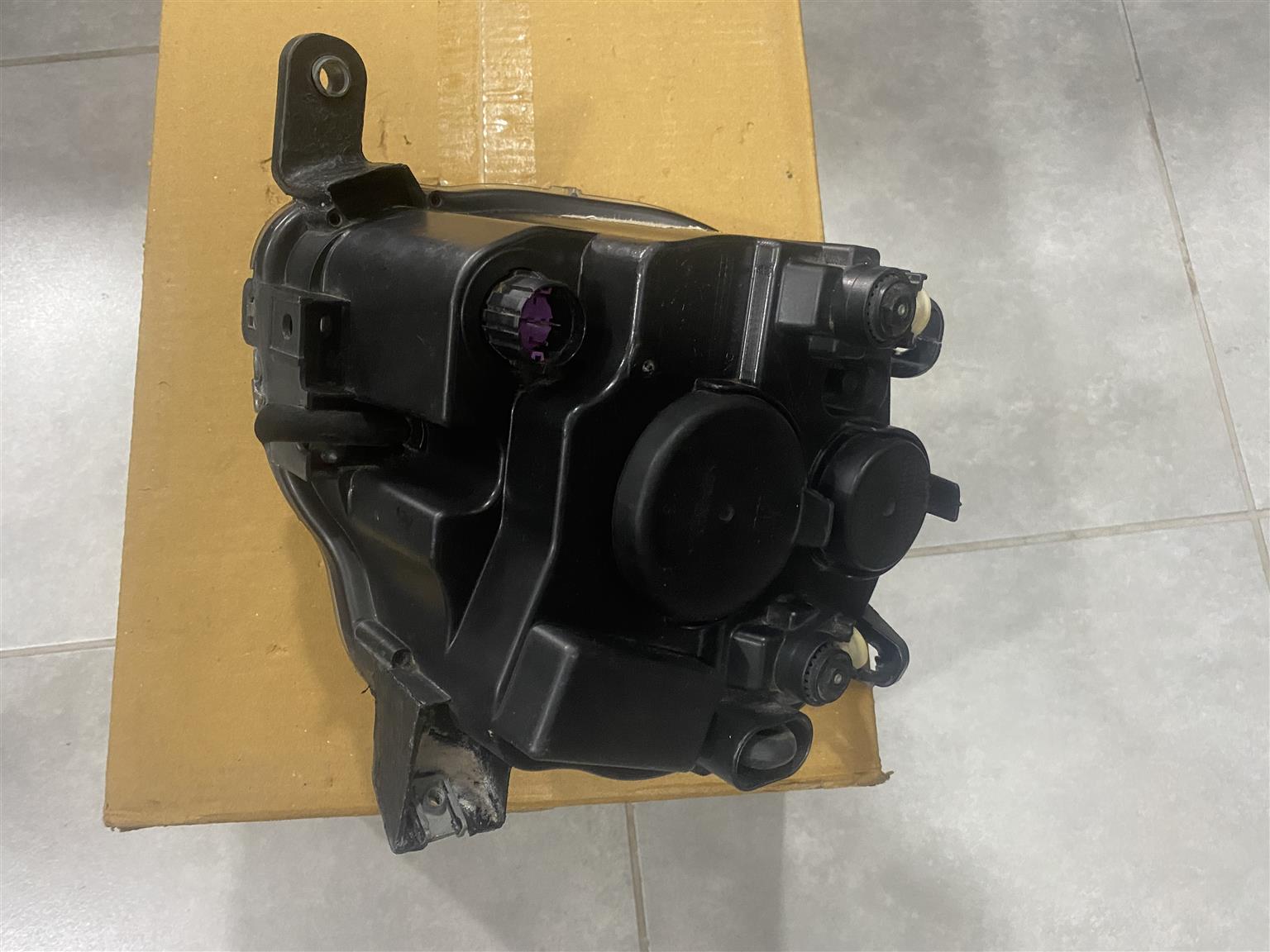 2015 FIAT 500 HEADLIGHT RIGHT SIDE FOR SALE. IN EXCELLENT CONDITION - Private Seller