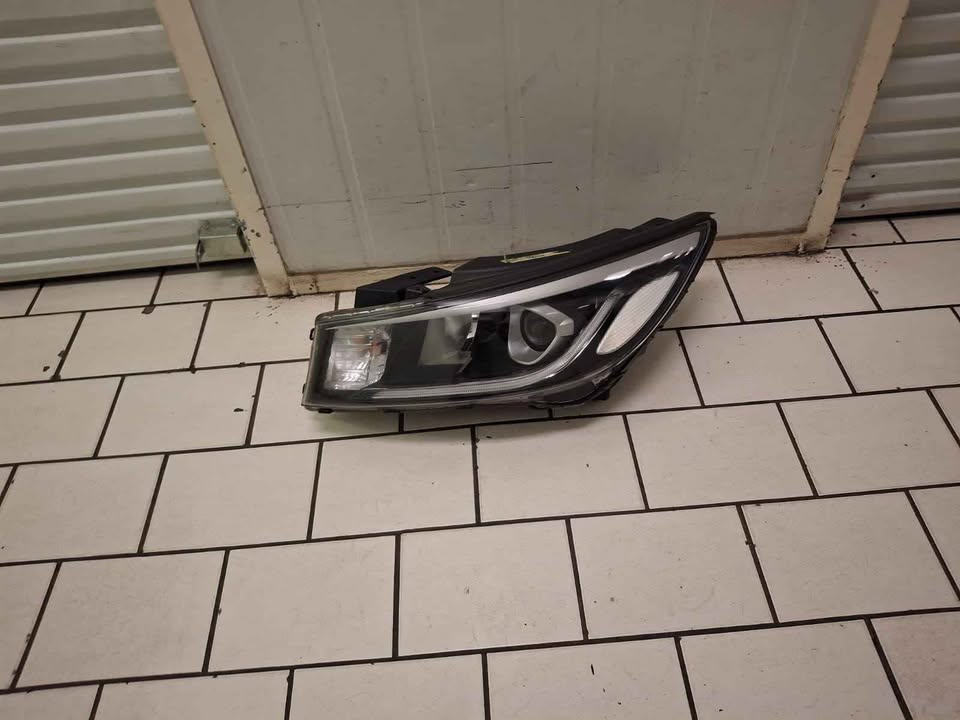 KIA SEDONA HEADLIGHT LEFT SIDE - Private Seller KIA SEDONA HEADLIGHT LEFT SIDE - Private Seller