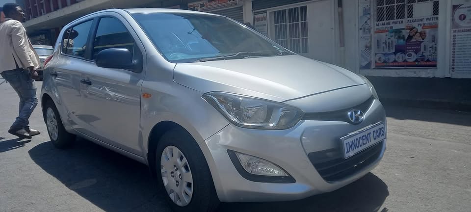 2013 HYUNDAI i20 1.4 PETROL, MANUAL, SILVER COLOUR, MILEAGE
