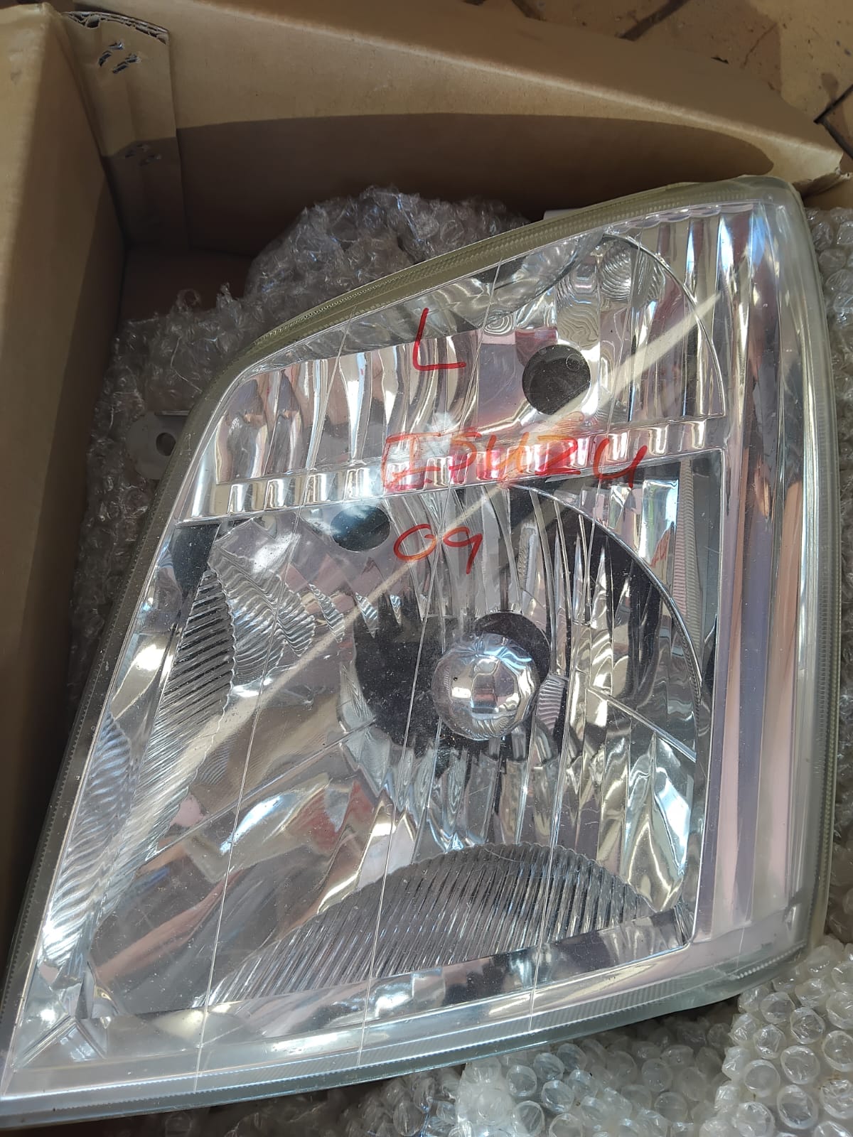 ISUZU LEFT HEADLIGHT GO BIG - Private Seller ISUZU LEFT HEADLIGHT GO BIG - Private Seller