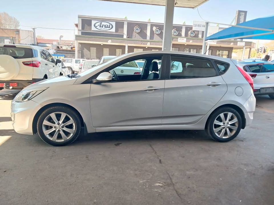 2015 HYUNDAI ACCENT 1.6 HATCH Transmission: Automatic Mileage: 105000km Fueltype: Petrol Silver 2015 HYUNDAI ACCENT 1.6 HATCH Transmission: Automatic Mileage: 105000km Fueltype: Petrol Silver