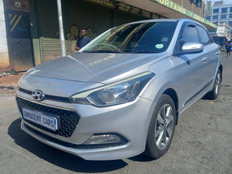 2015 HYUNDAI i20 GRAND 1.4 PETROL, MANUAL TRANSMISSION,  SILVER COLOUR