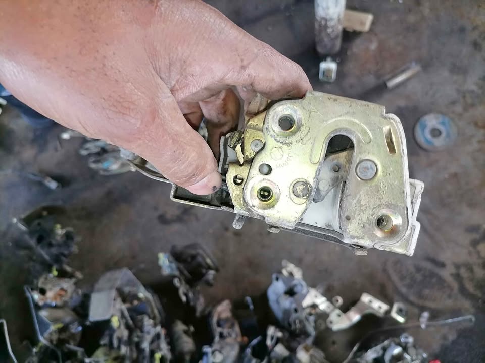 Nissan Almera Door locking mechanism - Private Seller Nissan Almera Door locking mechanism - Private Seller