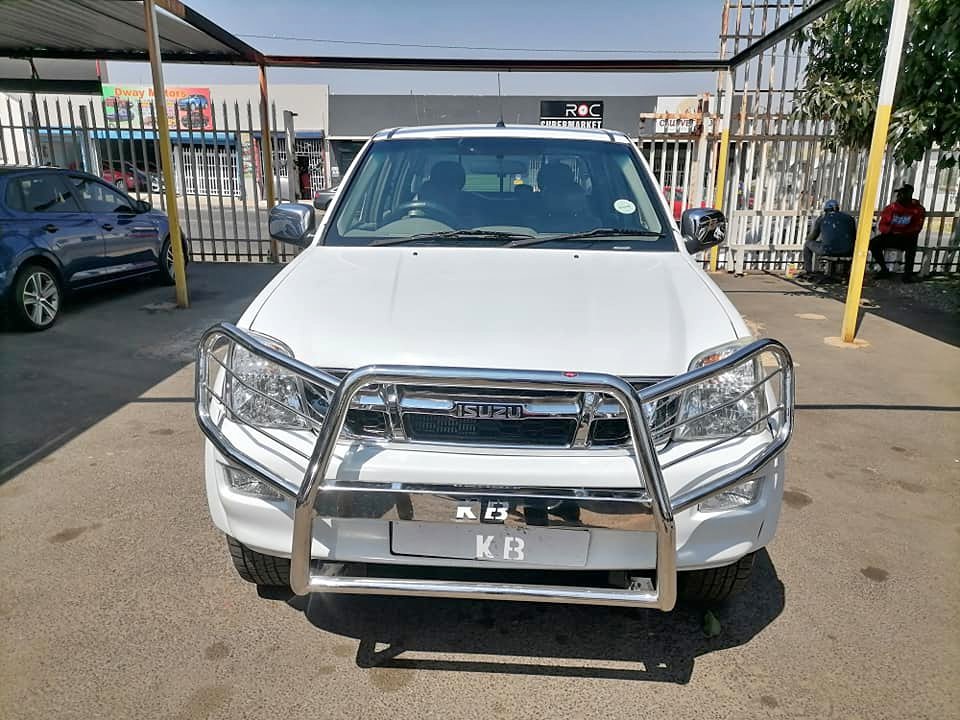 2007 Isuzu KB300 4×2 LX Double Cab Bakkie with a leather seat