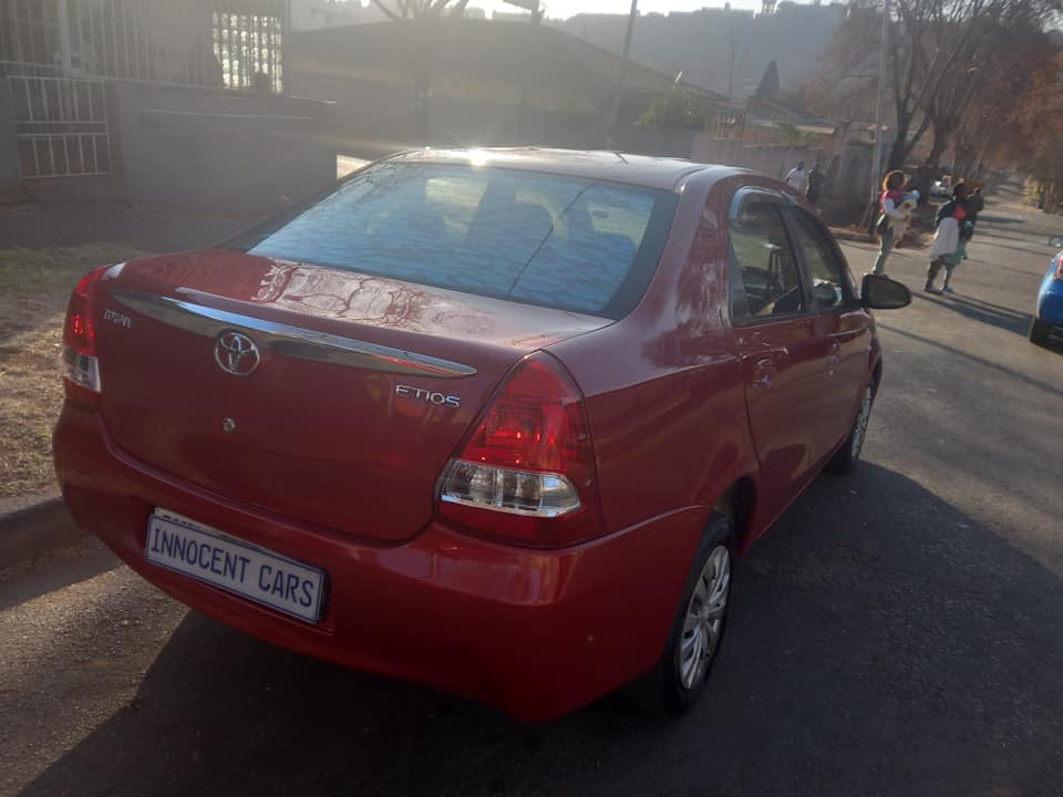 2015 TOYOTA ETIOS SEDAN 1.5 ENGINE PETROL, MANUAL, MAROON COLOR, MILEAGE
