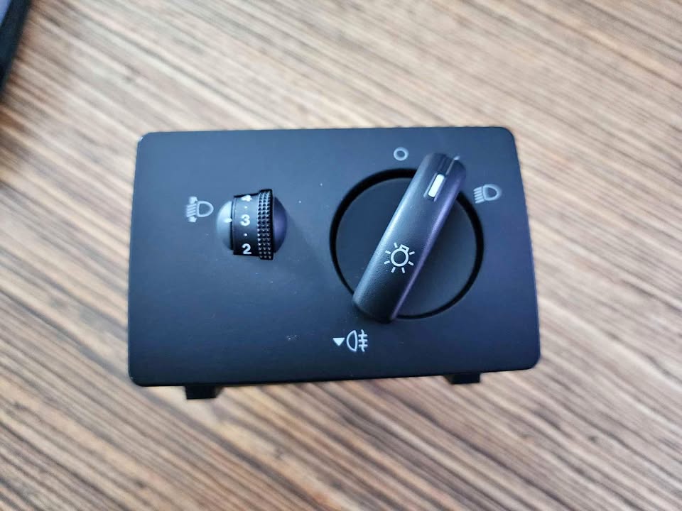 FORD FIESTA MK6 HEAD LIGHT SWITCH- OEM - Private Seller FORD FIESTA MK6 HEAD LIGHT SWITCH- OEM - Private Seller